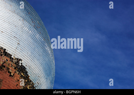 Riesige Spiegelkugel an Blackpool South promenade Stockfoto