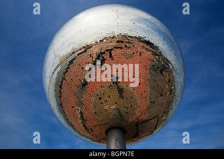 Riesige Spiegelkugel an Blackpool South promenade Stockfoto