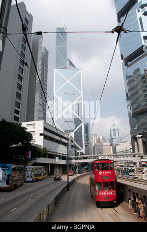 Eine Straßenbahn verläuft durch den zentralen Bezirk von Hong Kong Island Stockfoto