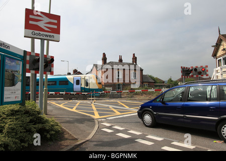 Arriva Zug geht durch den Bahnübergang am Gobowen, in der Nähe von Oswestry, Shropshire Stockfoto
