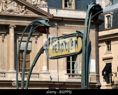 Klassischer Jugendstil Metro Zeichen von Hector Guimard (um 1900). Metro Palais Royal. Paris. Frankreich Stockfoto