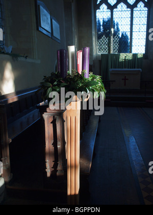 eine Gruppe von Kerzen beleuchtet von der Sonne in einer Kirche Stockfoto