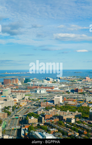 Übersicht über Boston, Gebäude, Verkehr und Hafen Stockfoto