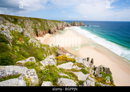 Blick auf Pedn Vounder Strand von Treen Klippen, Cornwall England UK Stockfoto