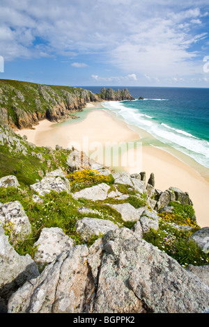 Blick auf Pedn Vounder Strand von Treen Klippen, Cornwall England UK Stockfoto