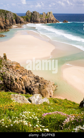 Blick auf Pedn Vounder Strand von Treen Klippen, Cornwall England UK Stockfoto