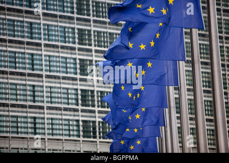 Europäische Flaggen wehten neben dem Hauptsitz der Europäischen Kommission in Brüssel Stockfoto