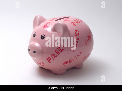 PIGGY BANK IN "BEZAHLTEN" BRIEFMARKEN RE FINANZIELLE SICHERHEIT, SPAREN, SCHULDEN, PRIVATKREDITE, BEDECKT LÖHNE EINKOMMEN WIRTSCHAFT DEBT LOANS UK Stockfoto