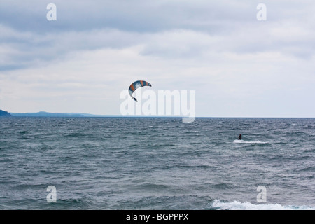 American Lake Superior Michigan MI große Seen in den USA US-Wassersport mit einem Kitesurfer-Mann Bilder Bilder Fotos Fotos horizontal hochauflösende Bilder Stockfoto
