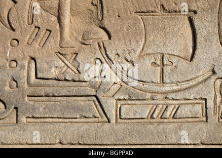 Relief arbeitest du für die ptolemäischen Tempel der Hathor in Dendera, nördlich von Luxor, Nil Senke, Ägypten Stockfoto