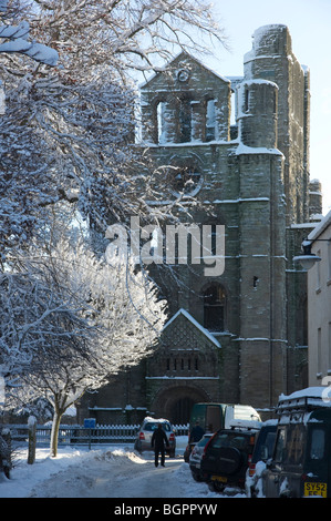 Winter Januar 2010 Schottland - Kelso Scottish Borders. Kelso Abbey in Schnee mit Fahrzeugen und Mann. Stockfoto