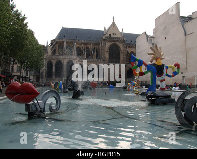 Strawinsky-Brunnen (aka Fontaine des Automates) umfasst Werke von Niki de Saint-Phalle und Jean Tinguely. Paris. Frankreich Stockfoto