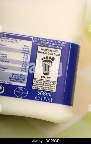 Carbon Footprint Logo Informationen 900 g CO2 auf ein Pint Milch mit Daten aus der Carbon Trust Stockfoto