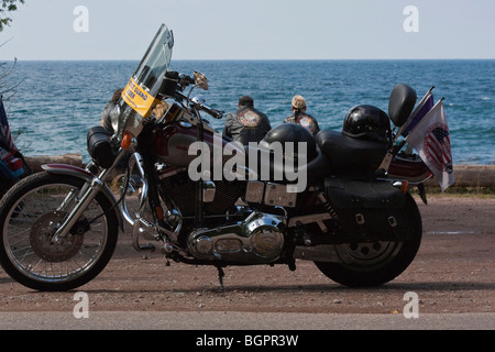 Zwei Biker mit Harley Davidson Motorrad sitzen am Ufer des Lake Superior von hinten Bilder große hochauflösende horizontale Bilder in den USA Hi-res Stockfoto
