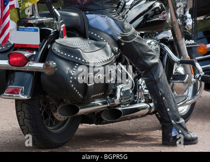 Eine amerikanische Motorradfahrerin sitzt auf einem Motorrad Harley Davidson – Bilder, Fotos, Fotografie zum Verkauf auf Alamy in den USA, horizontal, hochauflösend Stockfoto