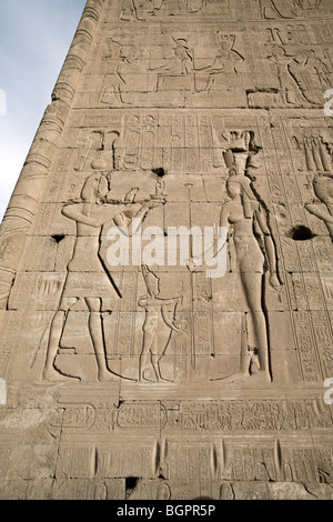 Relief arbeitest du für die ptolemäischen Tempel der Hathor in Dendera, nördlich von Luxor, Nil Senke, Ägypten Stockfoto