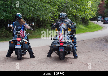 Zwei Biker auf Harley Davidson Motorrad von hinten Ansicht auf der Straße Bilder sehr hohe Auflösung horizontal in den USA Hi-res Stockfoto