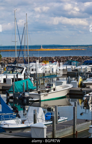 Lake Superior Presque Isle Harbor Breakwater Lighthouse Marquette Michigan MI in den USA US Great Lakes Bootswerft Segelboote vertikale Hochauflösung Stockfoto