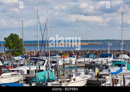 Lake Superior Presque Isle Harbor Breakwater Lighthouse Marquette Michigan MI in den USA Great Lakes Bootswerft Segelboote horizontal Hi-res Stockfoto