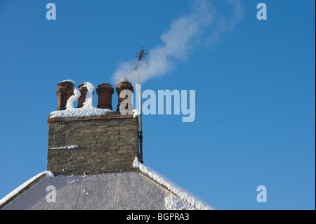 Rauchen-Schornstein aus zentralen Heizkessel im Hochwinter Scotland UK Stockfoto