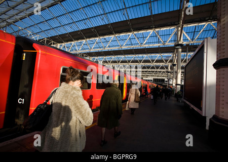 Pendler in Waterloo Station, London, England, Großbritannien, Vereinigtes Königreich Stockfoto