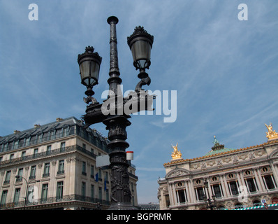 Place de l ' Opera. Opéra Garnier auf der rechten Seite (aka Palais Garnier, Opéra de Paris, Grand Opera House, Paris Opera). Paris. Frankreich Stockfoto