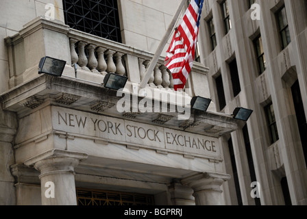 Ein Blick auf den Eintrag der New York Stock Exchange im financial District von New York City. Stockfoto