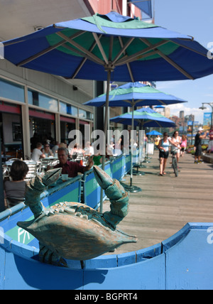 Ein Blick auf die Restaurants und die Atmosphäre der Promenade entlang des South Street Seaport in New York City. Stockfoto