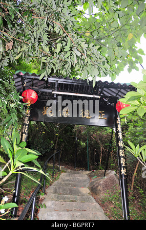 Rote Lampions hängen vom schwarzen Tor-Weg zum dauerhaften Friedhof bei Sok Kwu Wan, Lamma Island, Hong Ko Stockfoto