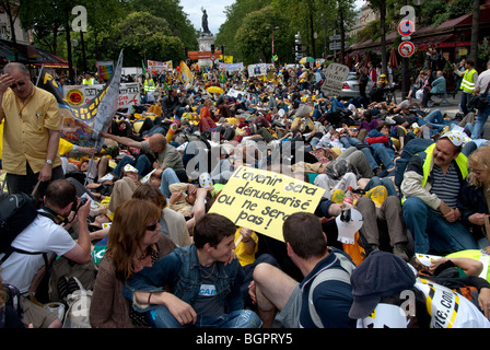 Paris, FRANKREICH - Demonstration der Atomkraftabwehr durch Environmental N.G. O's. Menschenmenge, die sich in symbolischem die-in auf der Straße niederlegt, Flashmob LIEGT Stockfoto