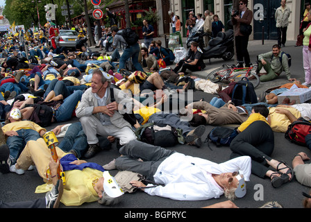 Paris, FRANKREICH - Demonstration der Atomkraftabwehr durch mehrere Umwelt-N.G.-O's. Menschenmenge in symbolischer die-in auf der Straße, Protest Menschen flashmob LEGEN Stockfoto