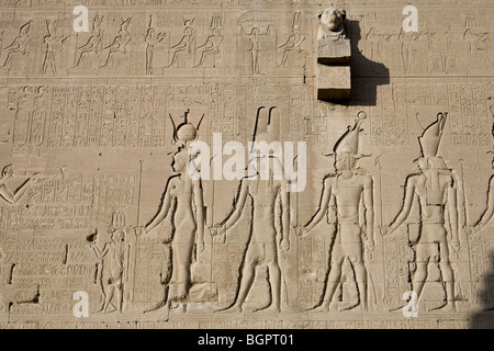 Relief arbeitest du für die ptolemäischen Tempel der Hathor in Dendera, nördlich von Luxor, Nil Senke, Ägypten Stockfoto