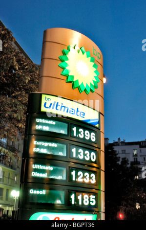 Paris, Frankreich, BP Tankstelle bei Nacht, Detail Schild. Stationsdienst frankreich Stockfoto