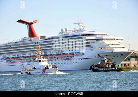 Kreuzfahrt-Schiff und US-Küstenwache Boot in Miami, Florida, USA Stockfoto