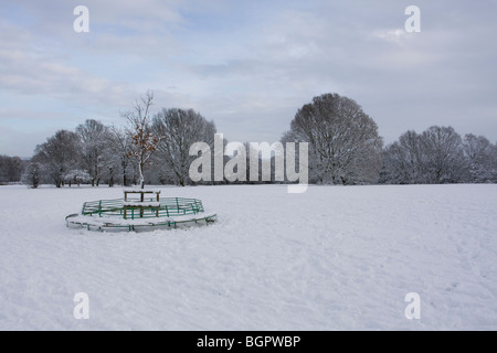 Weiße schneebedeckte Landschaft zeigt Baum Wald mit Sitzbank, Malvern Hills, Worcestershire. Stockfoto