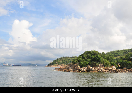 China-Seenlandschaft am westlichen Ende von Lamma Island, von der Anlegestelle der Fähre in Yung Shue Wan, Hong Kong, China Stockfoto