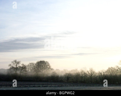 Sonnenaufgang über frostigen französische Landschaft. Stockfoto