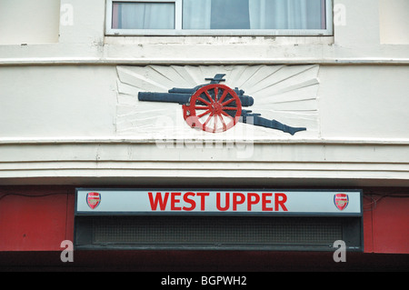 Die "Gunners" cannon, Arsenal Emblem über dem Eingang zum alten Westtribüne (Upper West), jetzt Highbury Square, London UK Stockfoto