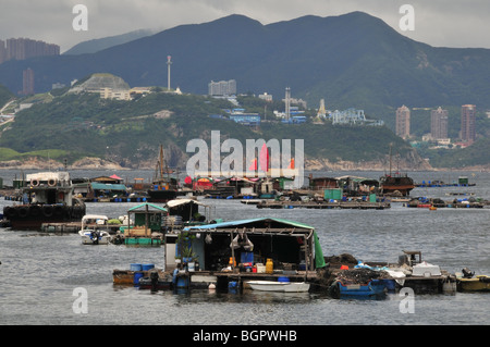 Flöße und Wohnungen von der Lamma Fisherfolk Dorf, mit Blick auf Aberdeen Ocean Park Sok Kwu Wan, Lamma Island, Hongkong Stockfoto