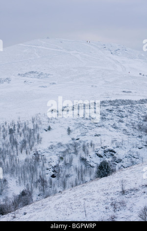 Weiße schneebedeckte Landschaft zeigen, Worcestershire Beacon aus North Hill, Malvern Hills, Worcestershire. Stockfoto