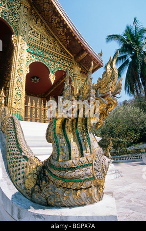 3 Naga (Schlange Gottheiten) am Eingang zum Sala Pha Bang Tempel, Luang Prabang, Laos, Südostasien. Stockfoto