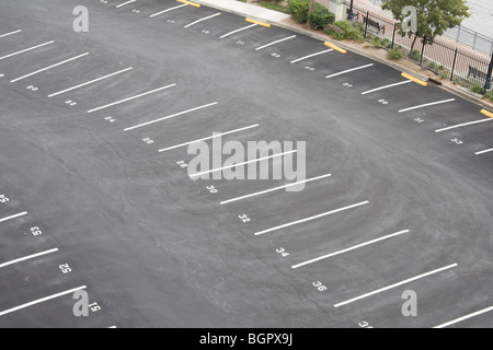 große, nummerierte leeren Parkplatz mit geschwungenen Zeilen Stockfoto