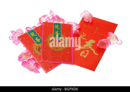 Chinese New Year rote Pakete und Pflaumenblüte auf weißem Hintergrund Stockfoto