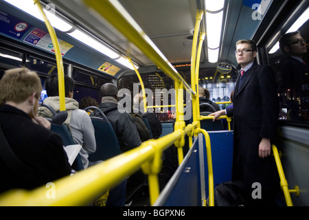 Mann auf einem Doppeldecker Bus Treppe London aus Mangel an Sitzplätzen, England, Großbritannien, UK. Stockfoto