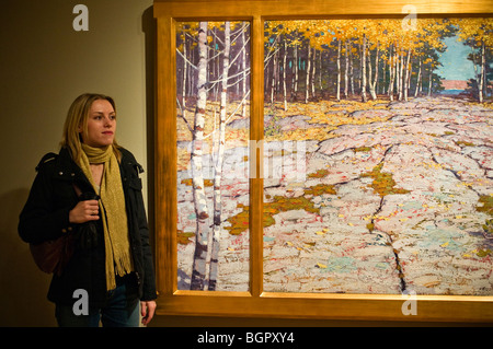 Frau Kunstbetrachtung in der Art Gallery of Ontario in Toronto, Kanada; Gruppe von sieben Gemälde Stockfoto