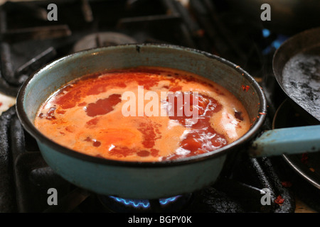 Tomatensaft für mexikanisches Essen kochen. Stockfoto