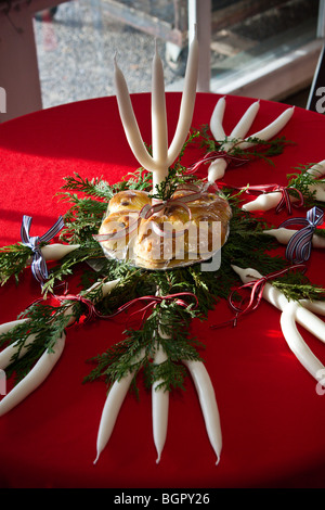 Traditionelle schwedische Weihnachten Brötchen (Lussekatter) und Kerzen, Mittelstück Stockfoto