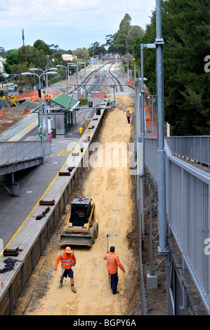 Arbeiter neue Schwellen auf s-Bahnlinie Stiftung vorbereiten. Guildford, Perth, Western Australia, Australia Stockfoto