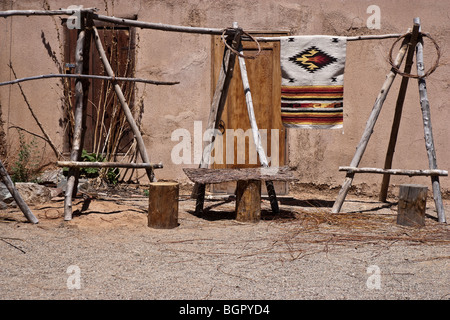 Vorgarten mit Holzstangen und Linien und alten indischen Satteldecke bei Kid Assunpink Heim Taos, New Mexico, USA Stockfoto