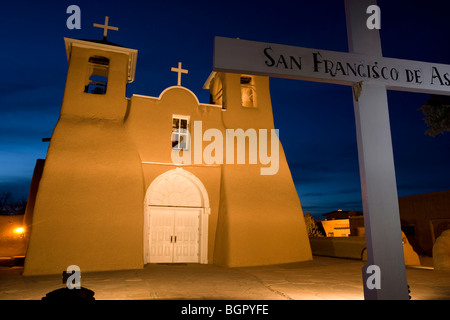 Abend in der Kirche San Francisco de Asis, National Historic Landmark, Ranchos de Taos Plaza, New Mexico, USA Stockfoto
